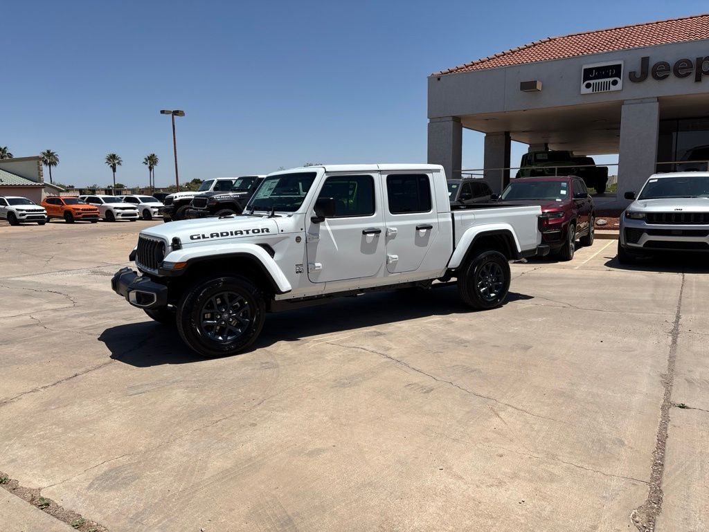 2026 Jeep Gladiator 85th Anniversary Edition Auto's photo