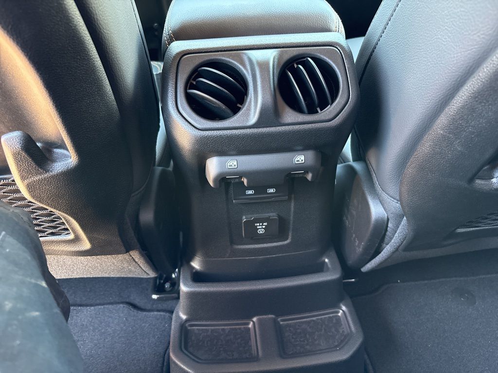 2025 Jeep Wrangler 4-Door Sahara - Photo 46