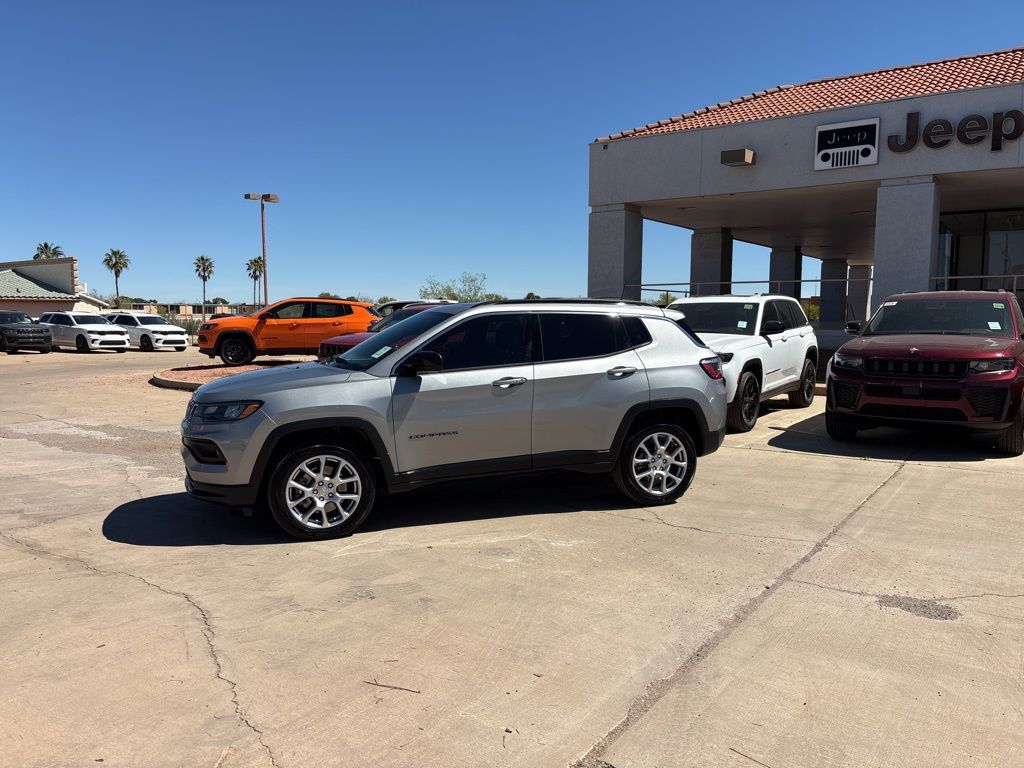 2023 Jeep Compass Latitude Lux 4X4's photo