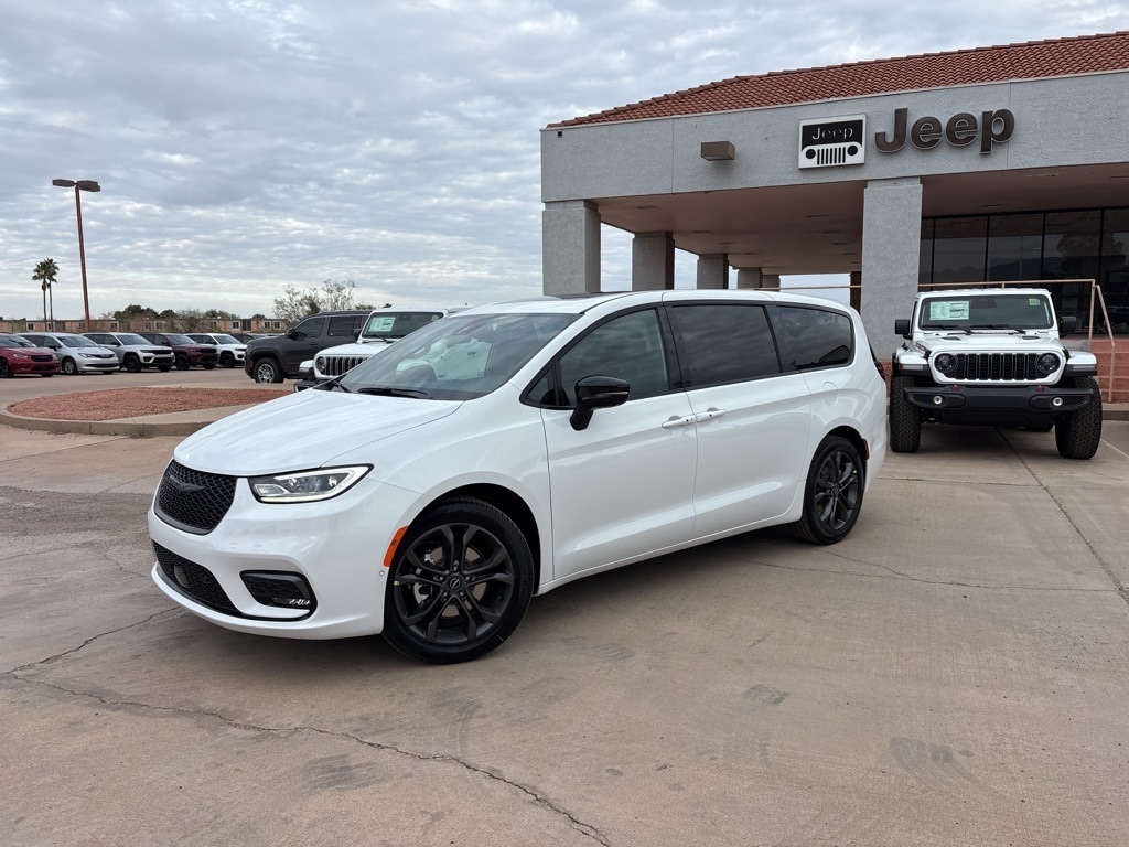 2026 Chrysler Pacifica Select's photo