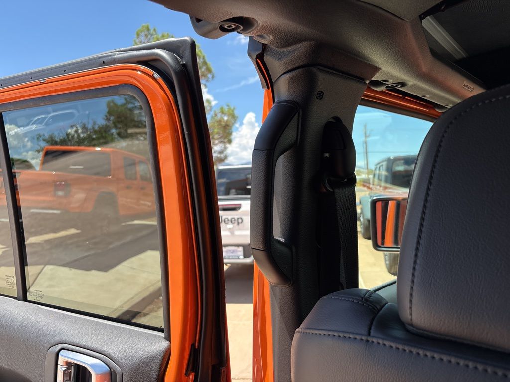 2025 Jeep Wrangler 4-Door Sahara - Photo 45