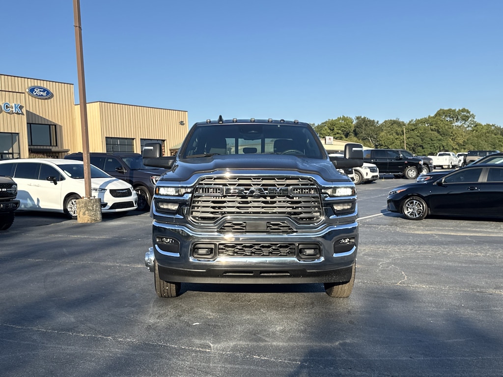 New 2025 Ram 3500 Chassis Cab 3500 TRADESMAN CREW CAB CHASSIS 4X4 60' CA Pickup