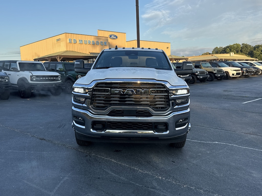 New 2025 Ram 3500 Chassis Cab 3500 TRADESMAN CREW CAB CHASSIS 4X4 60' CA Pickup