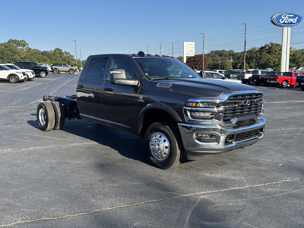 New 2025 Ram 3500 Chassis Cab 3500 TRADESMAN CREW CAB CHASSIS 4X4 60' CA Pickup
