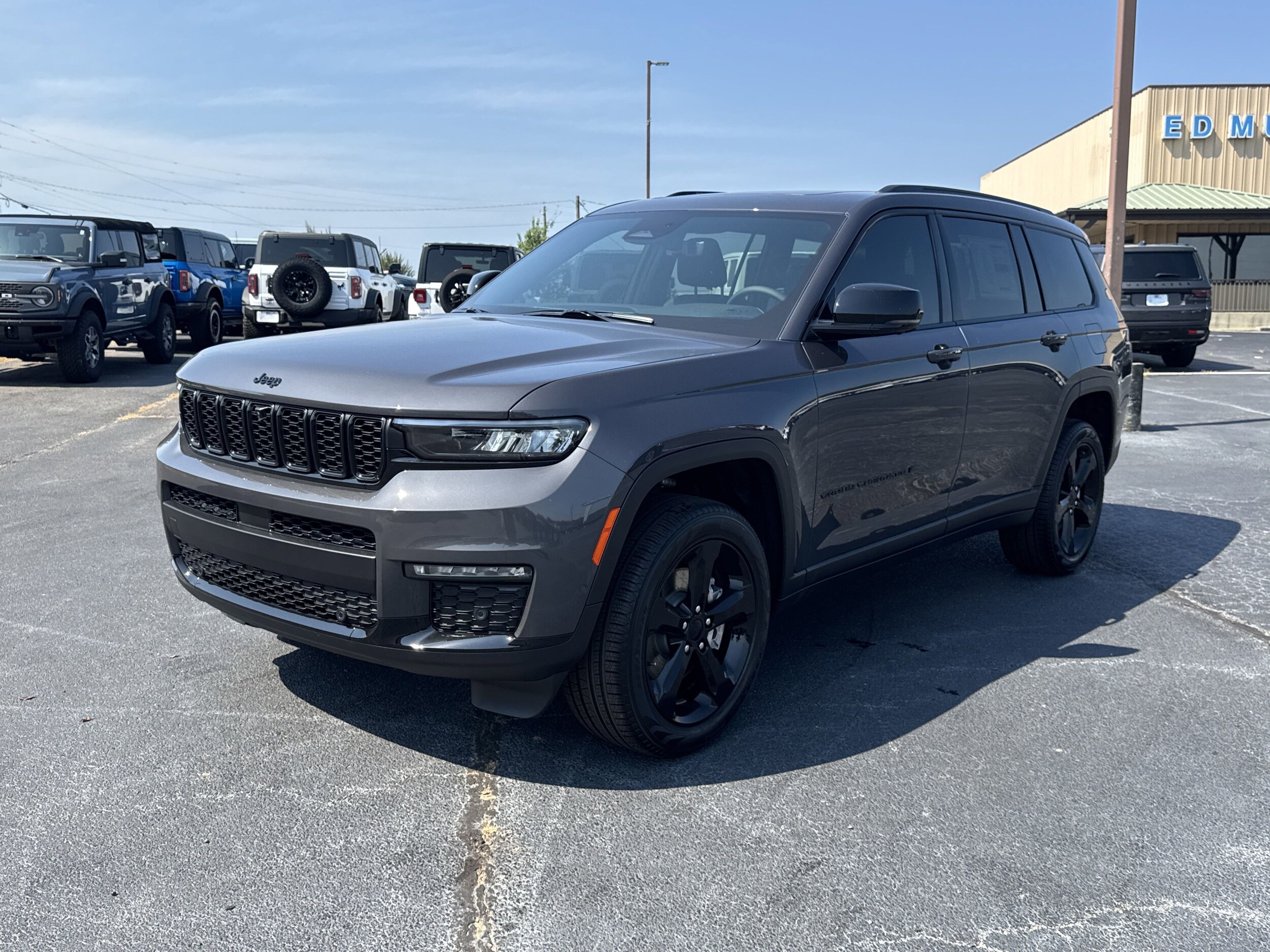2025 Jeep Grand Cherokee Limited photo 2