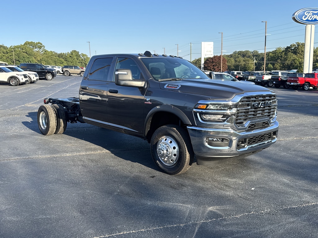 New 2025 Ram 3500 Chassis Cab 3500 TRADESMAN CREW CAB CHASSIS 4X4 60' CA Pickup