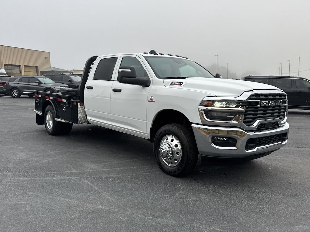 New 2025 Ram 3500 Chassis Cab 3500 TRADESMAN CREW CAB CHASSIS 4X4 60' CA Pickup