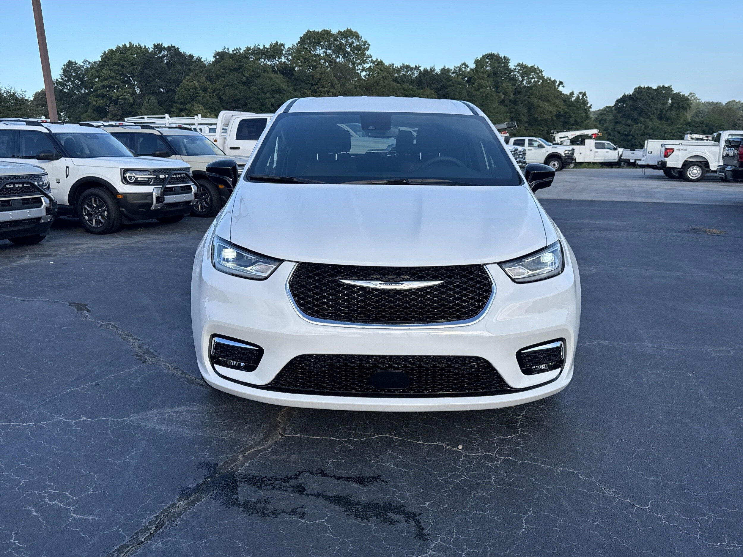2026 Chrysler Pacifica photo 3