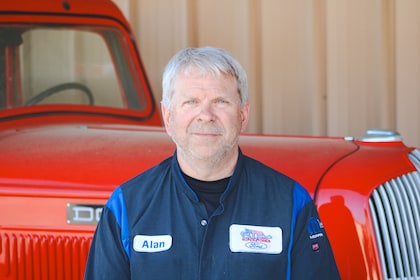 Staff member Alan Bond from bd0a47819354