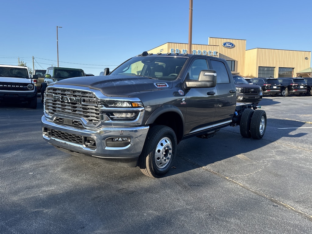 New 2025 Ram 3500 Chassis Cab 3500 TRADESMAN CREW CAB CHASSIS 4X4 60' CA Pickup