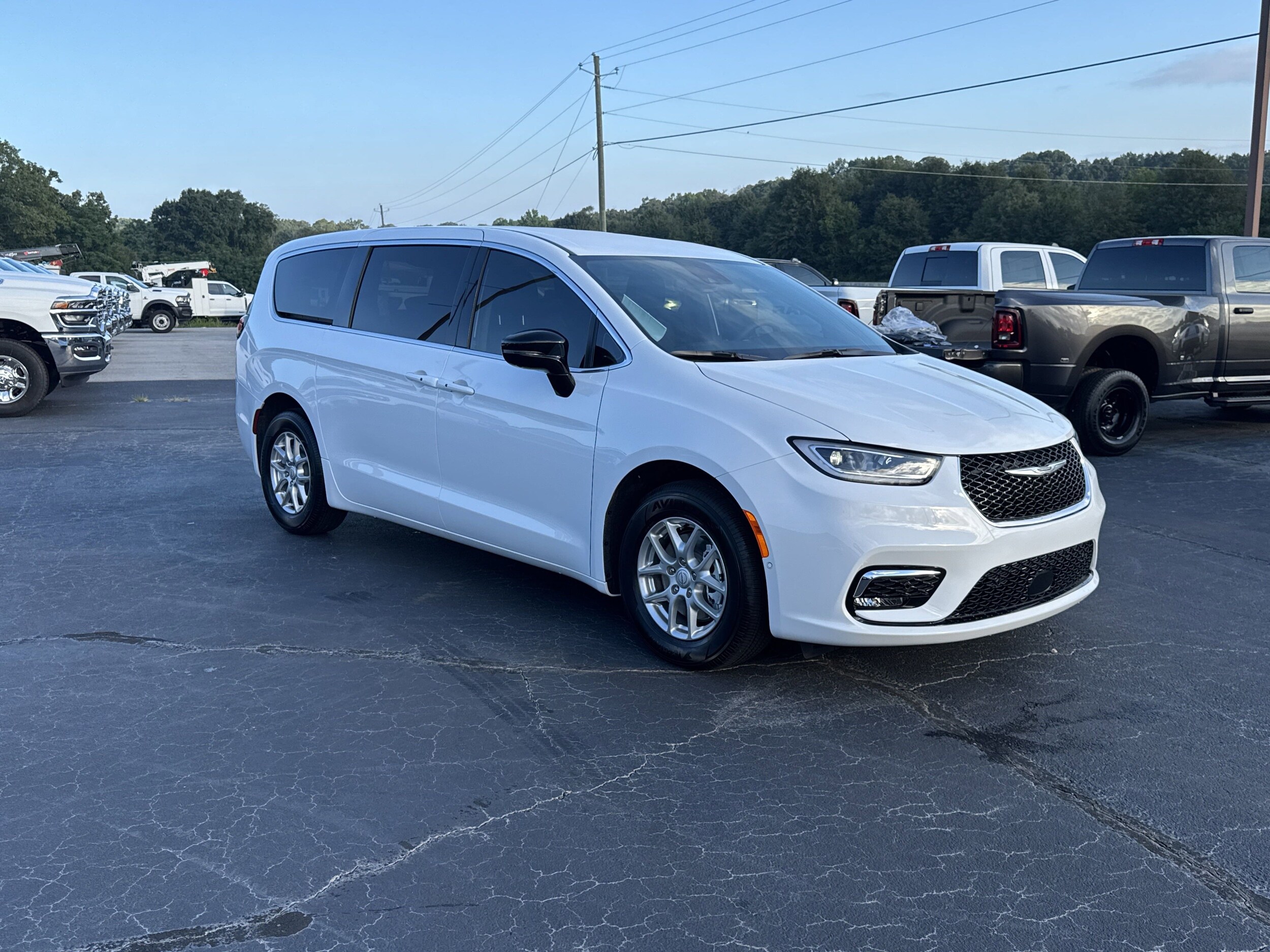 2026 Chrysler Pacifica photo 4