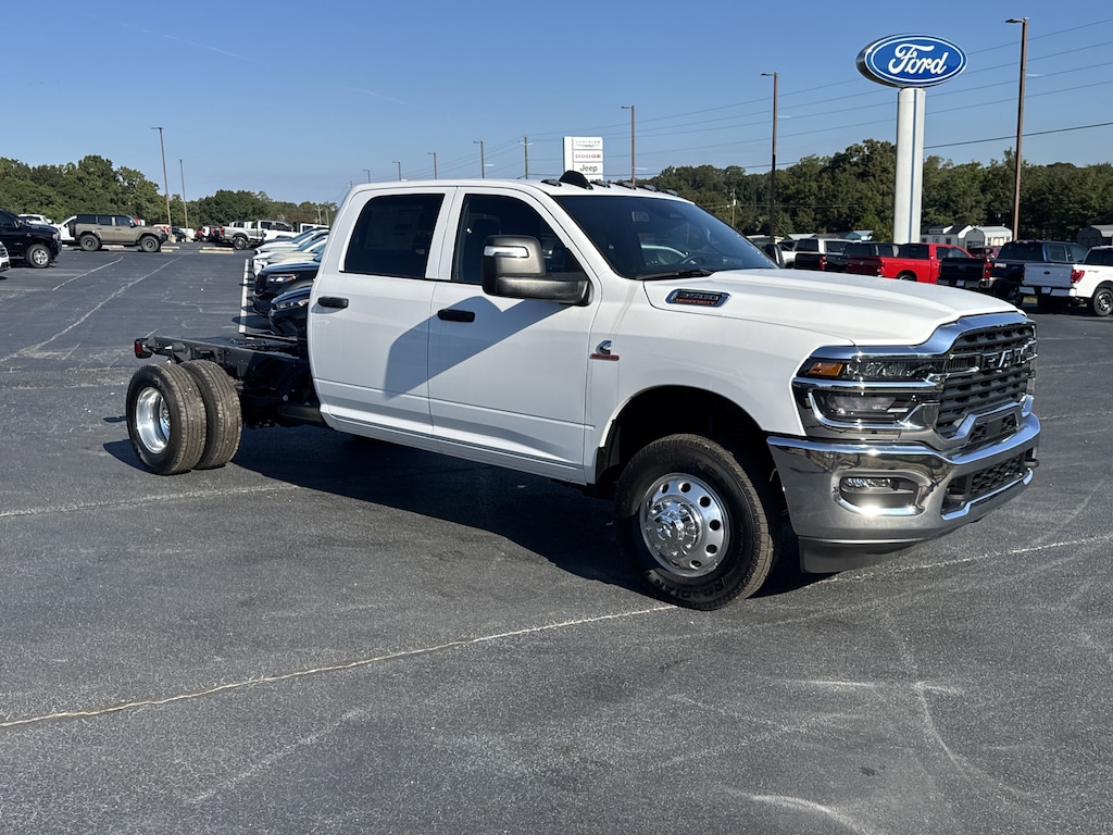 New 2025 Ram 3500 Chassis Cab 3500 TRADESMAN CREW CAB CHASSIS 4X4 60' CA Pickup