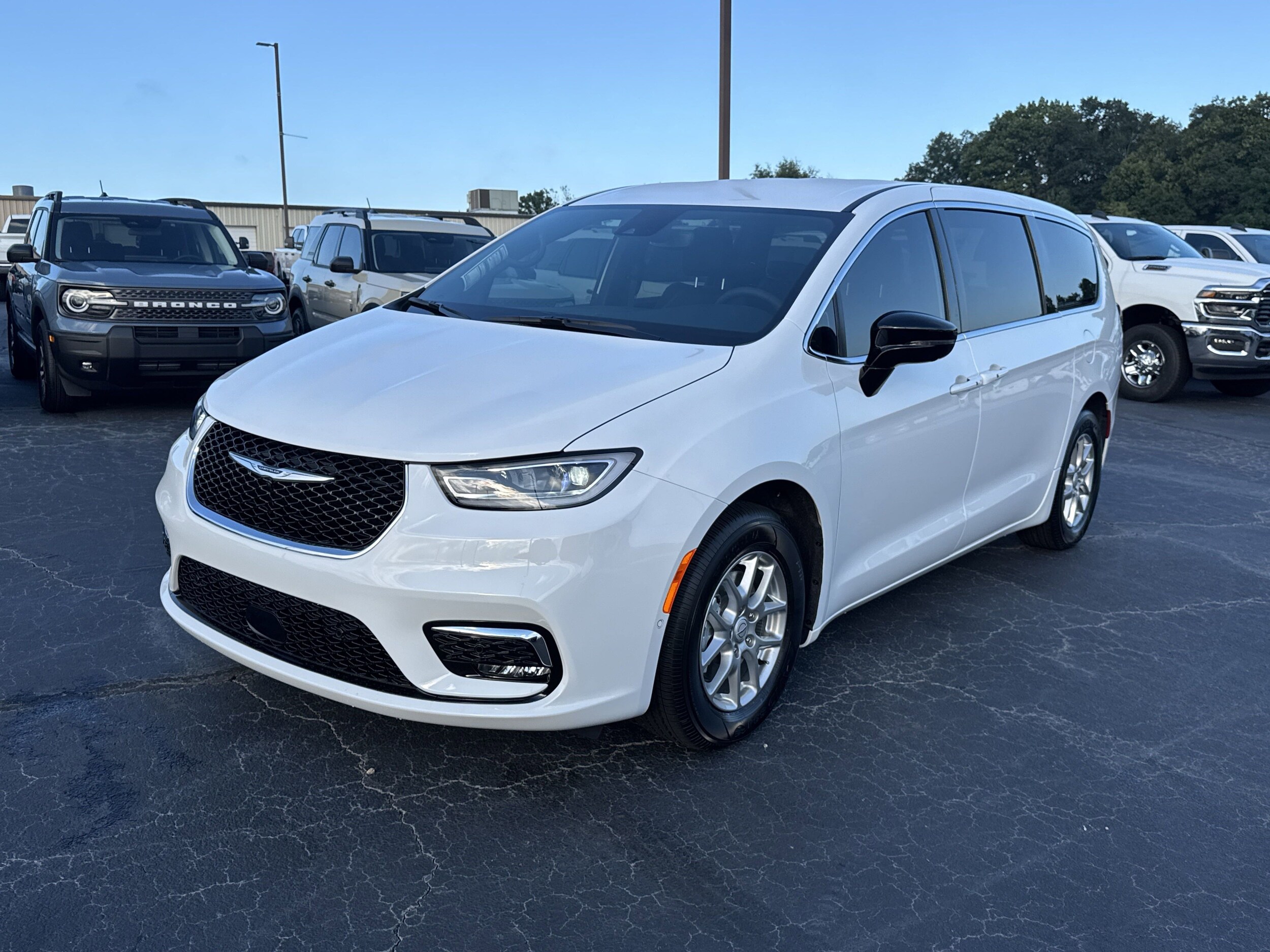 2026 Chrysler Pacifica photo 2
