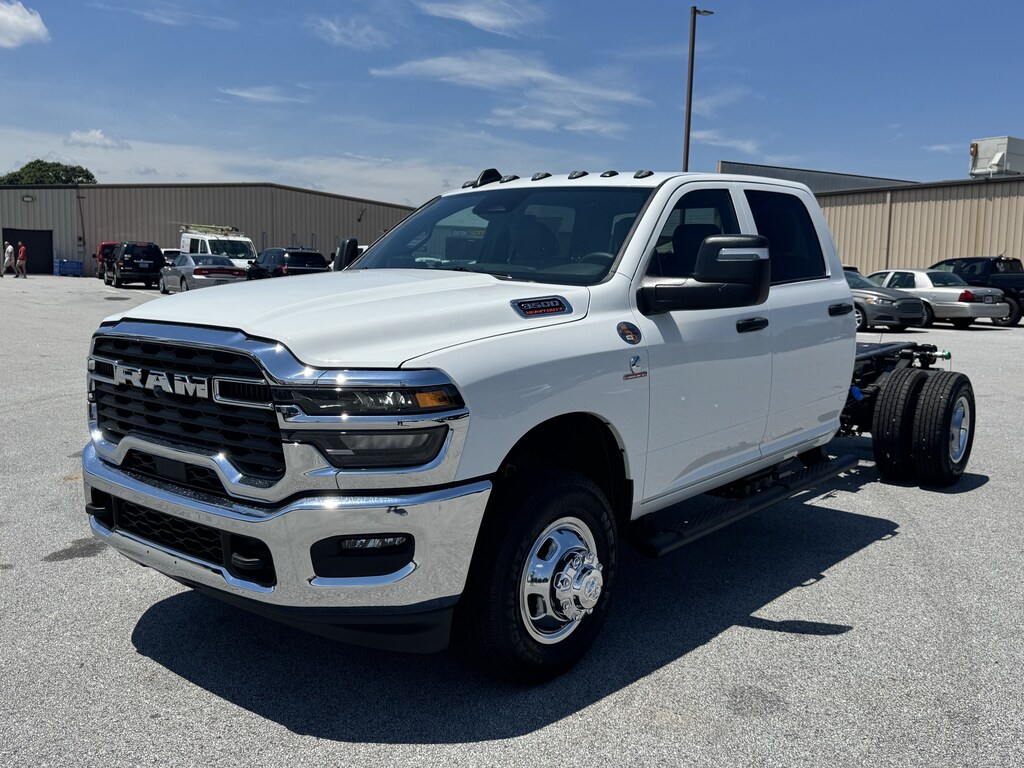 New 2026 Ram 3500 TRADESMAN CREW CAB CHASSIS 4X4 60' CA Pickup