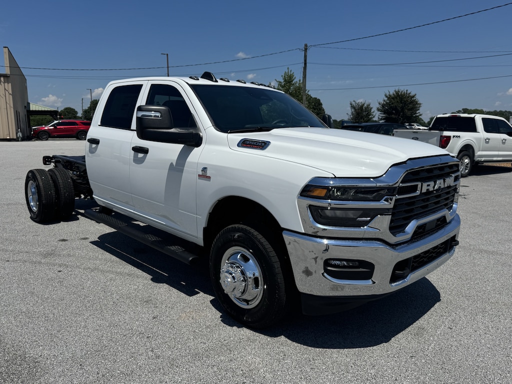 New 2026 Ram 3500 TRADESMAN CREW CAB CHASSIS 4X4 60' CA Pickup