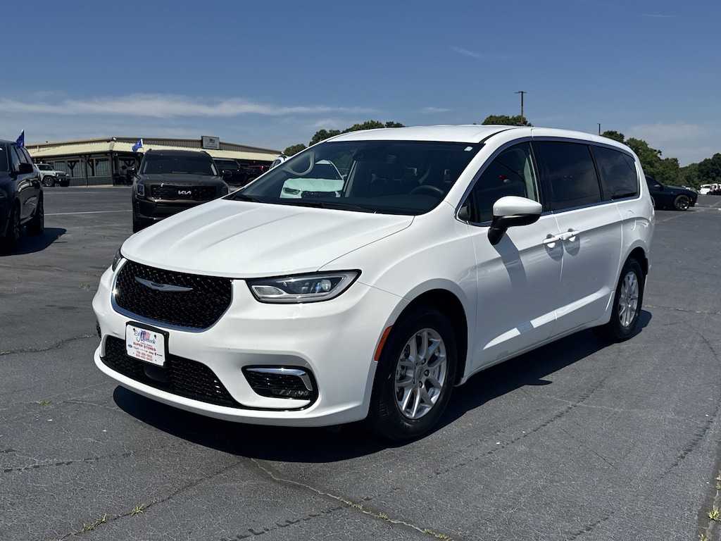 Used 2023 Chrysler Pacifica Touring L Touring L FWD