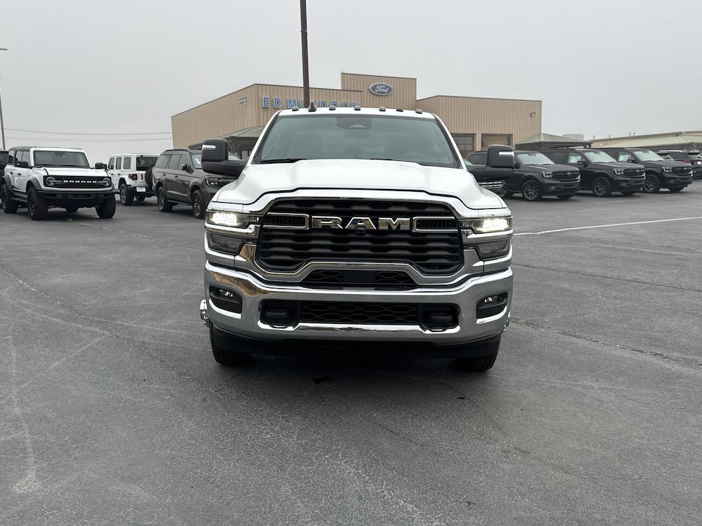 New 2025 Ram 3500 Chassis Cab 3500 TRADESMAN CREW CAB CHASSIS 4X4 60' CA Pickup