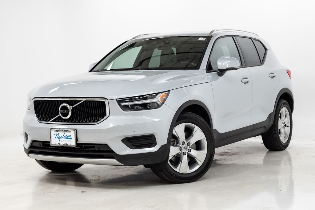 2020 Volvo XC40 T4 Momentum's photo