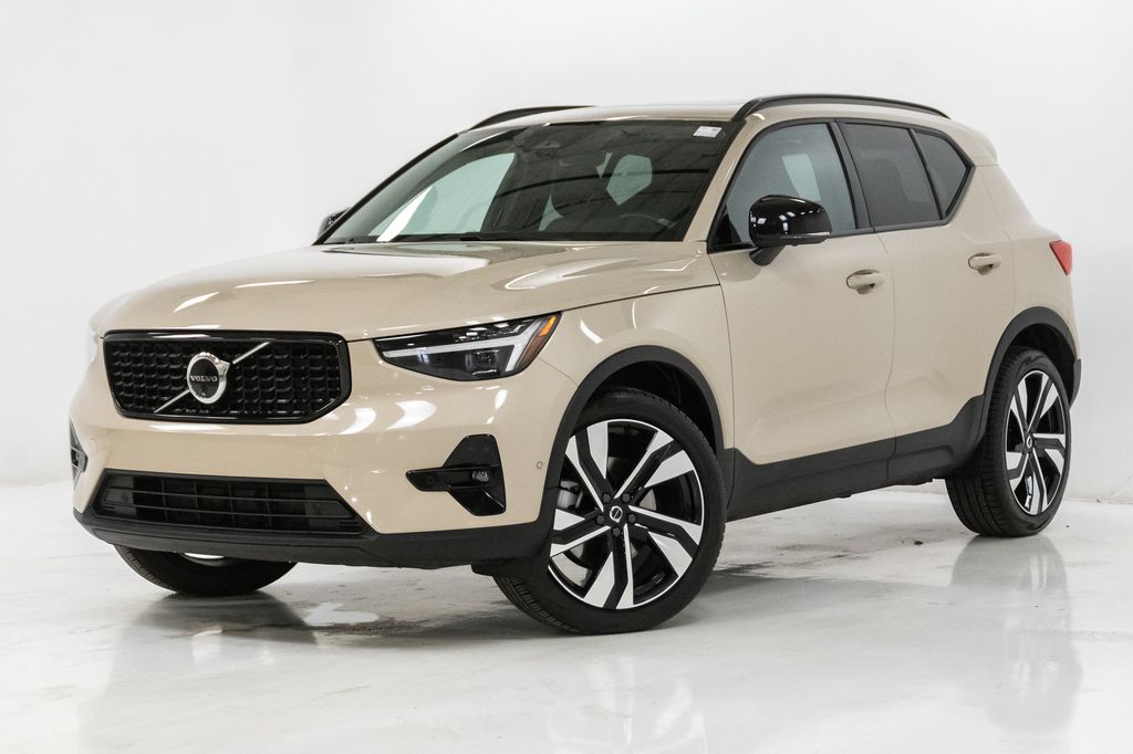 2025 Volvo XC40 B5 Plus Dark AWD's photo