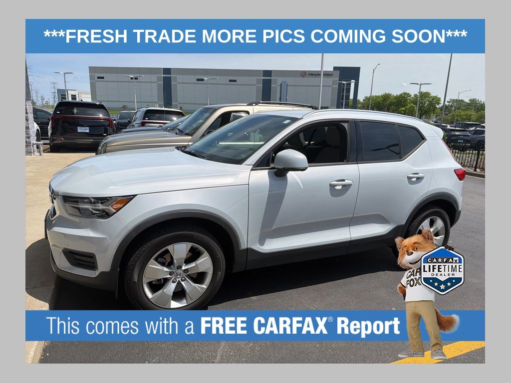 2020 Volvo XC40 T4 Momentum's photo