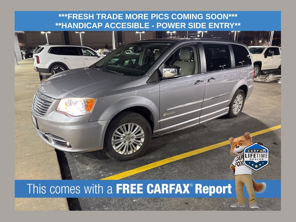 2013 Chrysler Town & Country Limited's photo