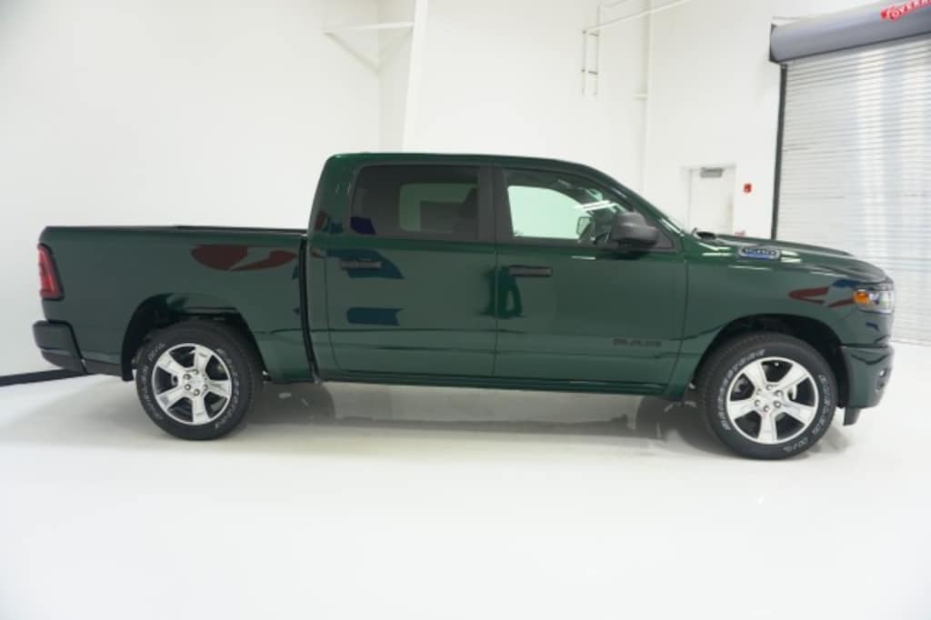 New 2026 Ram 1500 EXPRESS CREW CAB 4X2 5'7 BOX Pickup