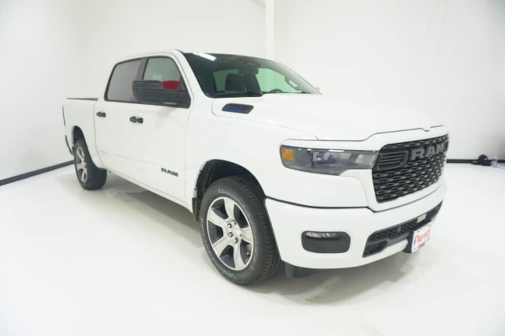 New 2026 Ram 1500 EXPRESS CREW CAB 4X2 5'7 BOX Pickup