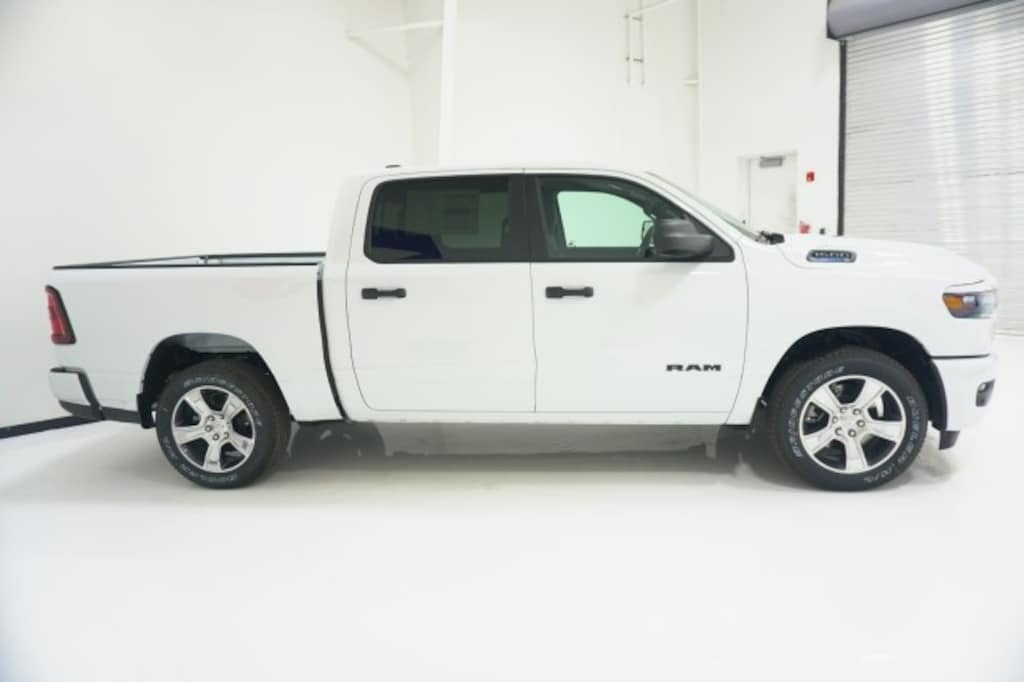 New 2026 Ram 1500 EXPRESS CREW CAB 4X2 5'7 BOX Pickup