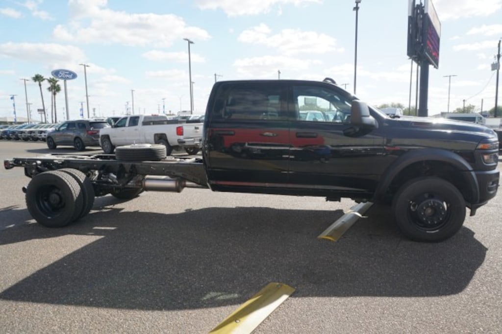 New 2026 Ram 4500 Chassis Cab TRADESMAN CREW 4X4 84' CA Pickup