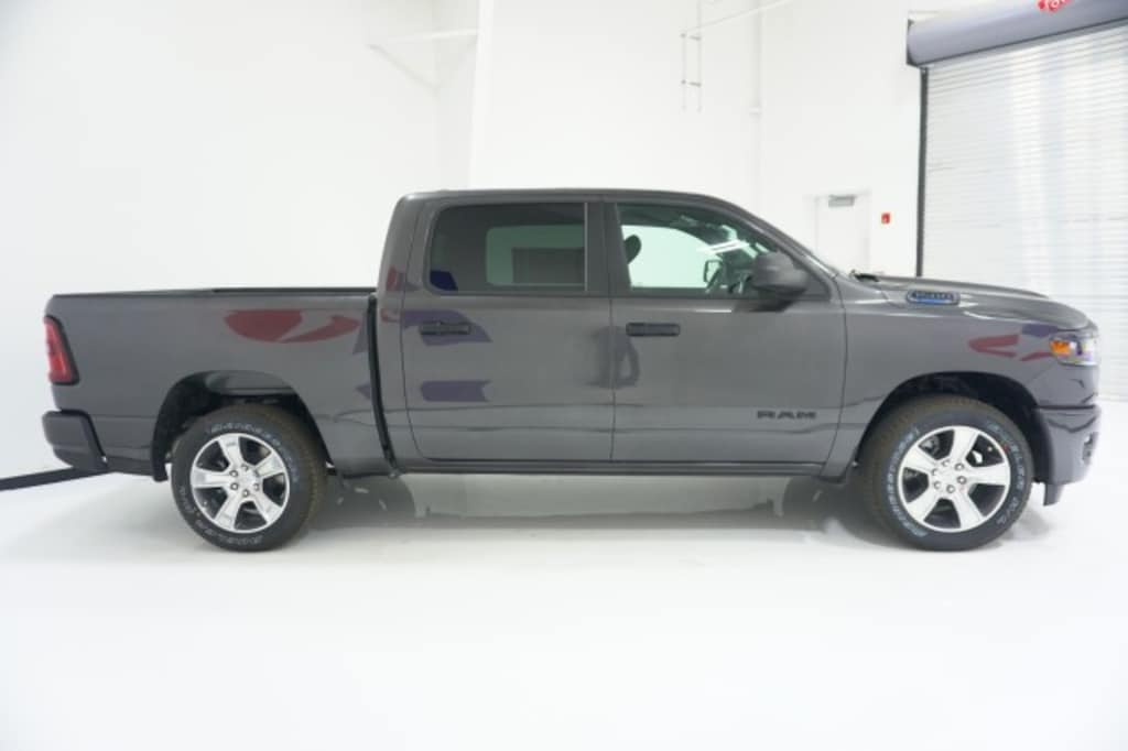 New 2026 Ram 1500 EXPRESS CREW CAB 4X2 5'7 BOX Pickup