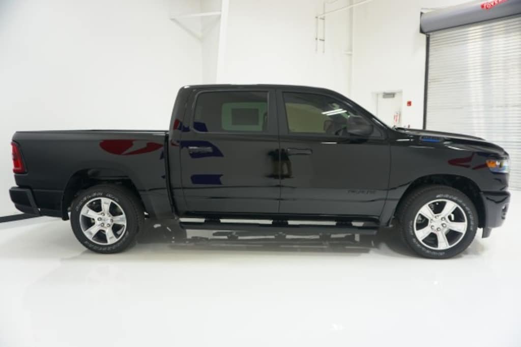 New 2026 Ram 1500 EXPRESS CREW CAB 4X2 5'7 BOX Pickup
