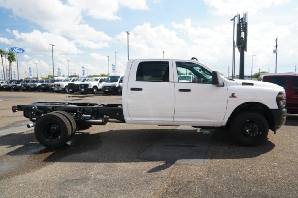 New 2027 Ram 3500 CREW CAB CHASSIS 4X4 Pickup