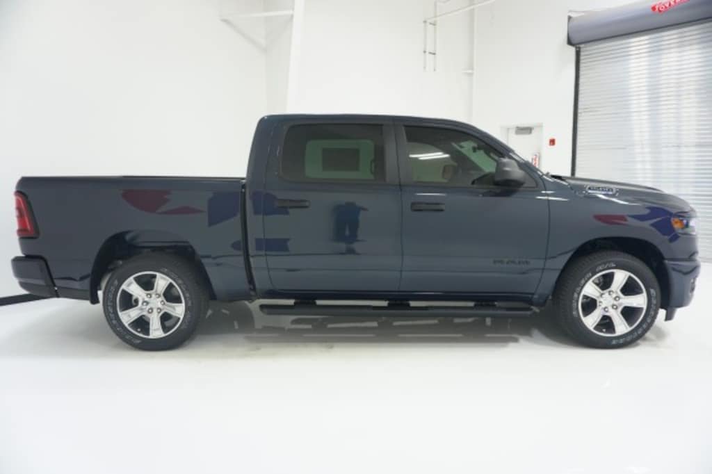 New 2026 Ram 1500 EXPRESS CREW CAB 4X2 5'7 BOX Pickup