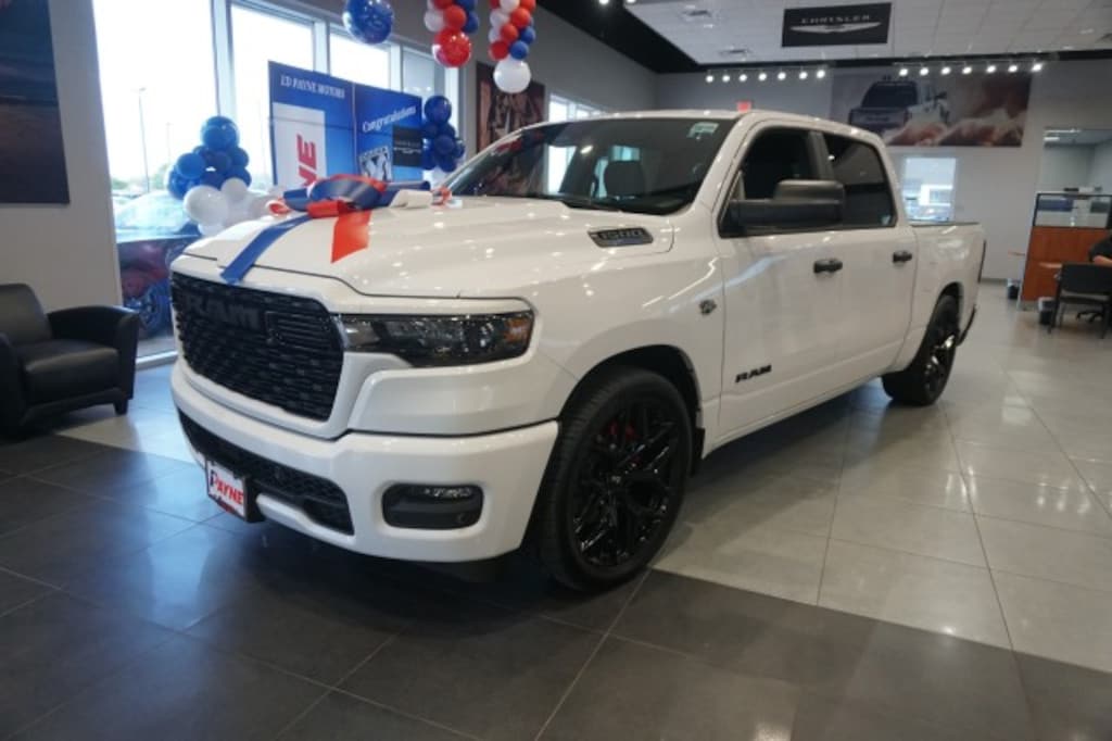 New 2026 Ram 1500 EXPRESS CREW CAB 4X2 5'7 BOX Pickup