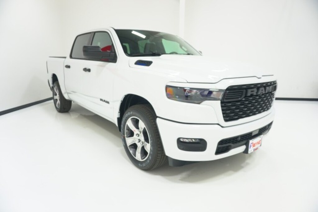 New 2026 Ram 1500 EXPRESS CREW CAB 4X2 5'7 BOX Pickup