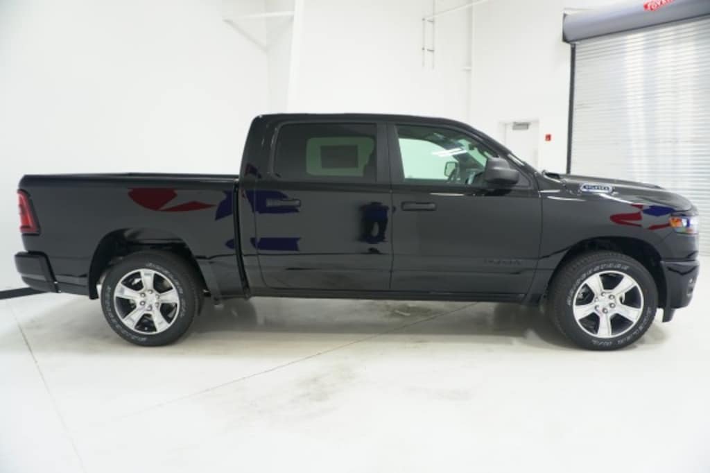 New 2025 Ram 1500 TRADESMAN CREW CAB 4X2 5'7 BOX Pickup
