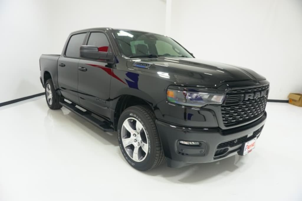 New 2026 Ram 1500 EXPRESS CREW CAB 4X2 5'7 BOX Pickup