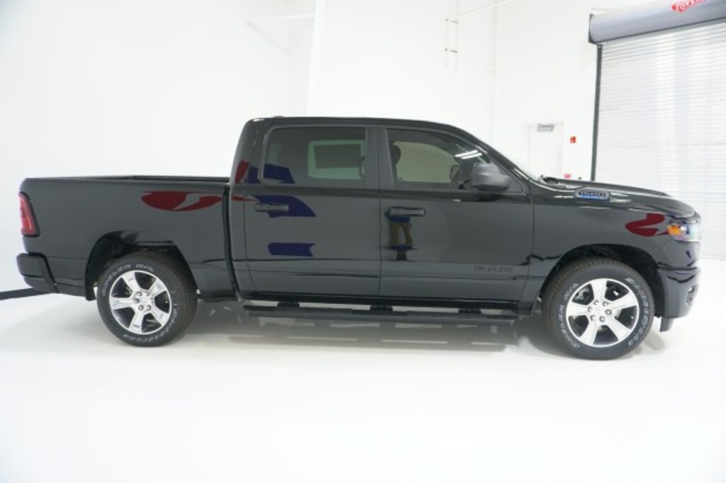 New 2026 Ram 1500 EXPRESS CREW CAB 4X2 5'7 BOX Pickup