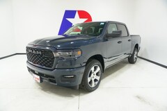 2026 Ram 1500 EXPRESS CREW CAB 4X2 5'7 BOX Pickup