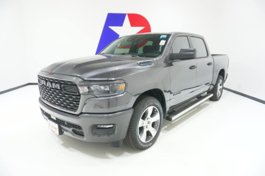 New 2026 Ram 1500 EXPRESS CREW CAB 4X2 5'7 BOX Pickup