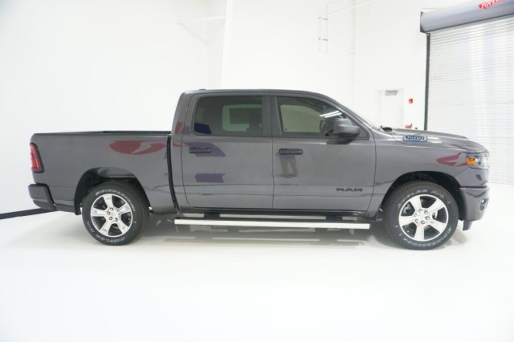 New 2026 Ram 1500 EXPRESS CREW CAB 4X2 5'7 BOX Pickup