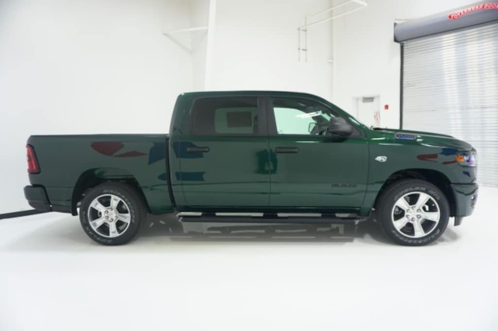 New 2026 Ram 1500 EXPRESS CREW CAB 4X2 5'7 BOX Pickup
