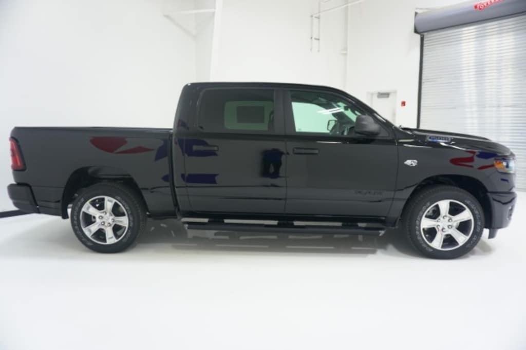 New 2026 Ram 1500 EXPRESS CREW CAB 4X2 5'7 BOX Pickup