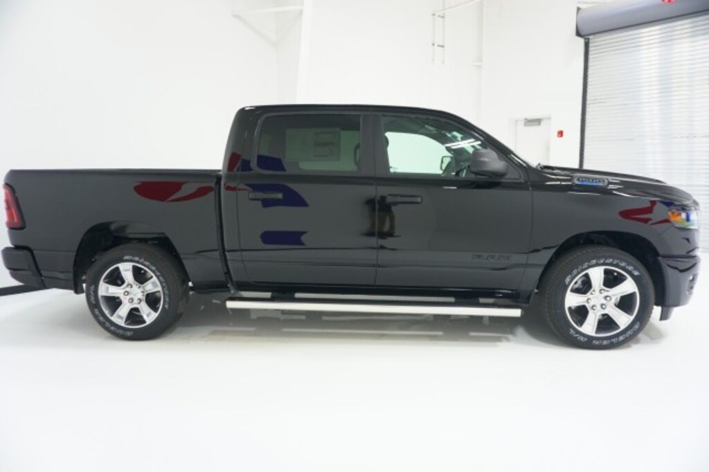 New 2026 Ram 1500 EXPRESS CREW CAB 4X2 5'7 BOX Pickup