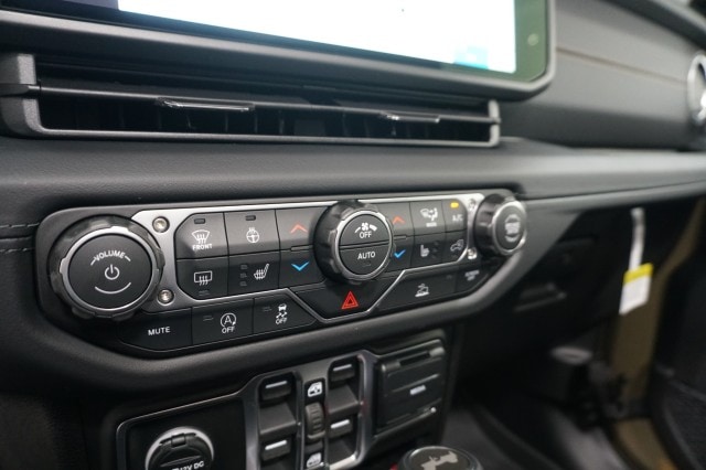 2026 Jeep Wrangler 4-Door Sahara - Photo 31
