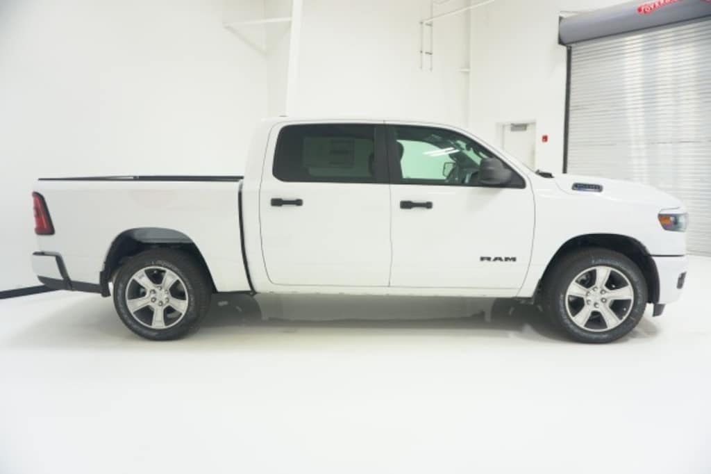 New 2026 Ram 1500 EXPRESS CREW CAB 4X2 5'7 BOX Pickup