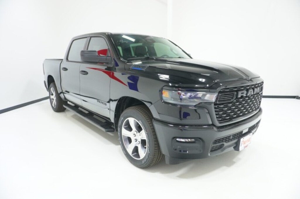 New 2026 Ram 1500 EXPRESS CREW CAB 4X2 5'7 BOX Pickup