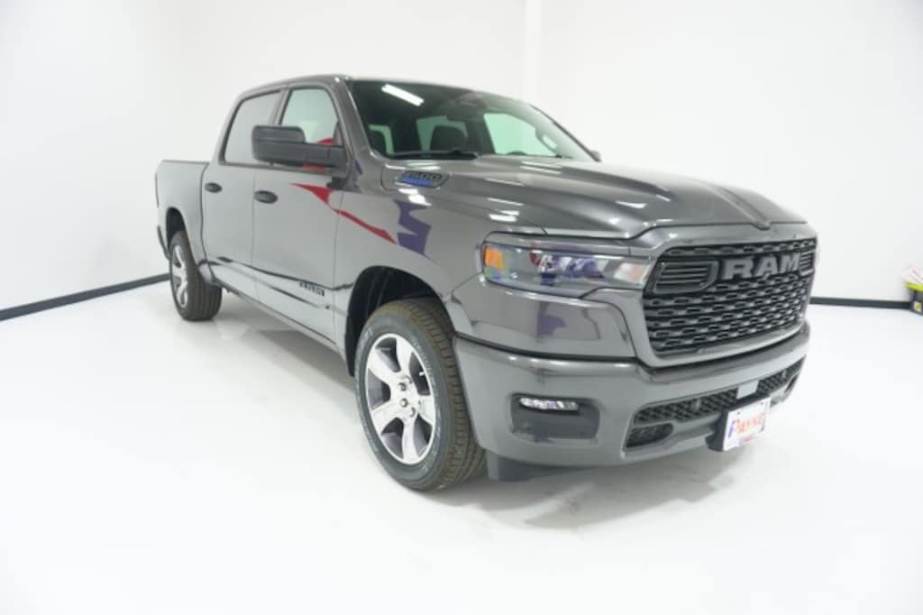 New 2026 Ram 1500 EXPRESS CREW CAB 4X2 5'7 BOX Pickup
