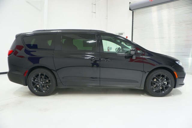 2026 Chrysler Pacifica Limited photo 3