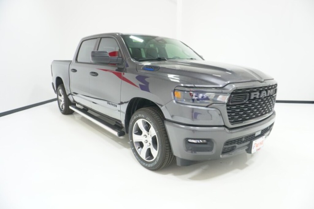 New 2026 Ram 1500 EXPRESS CREW CAB 4X2 5'7 BOX Pickup